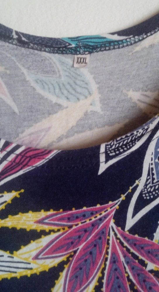 Barevné dámské šaty 