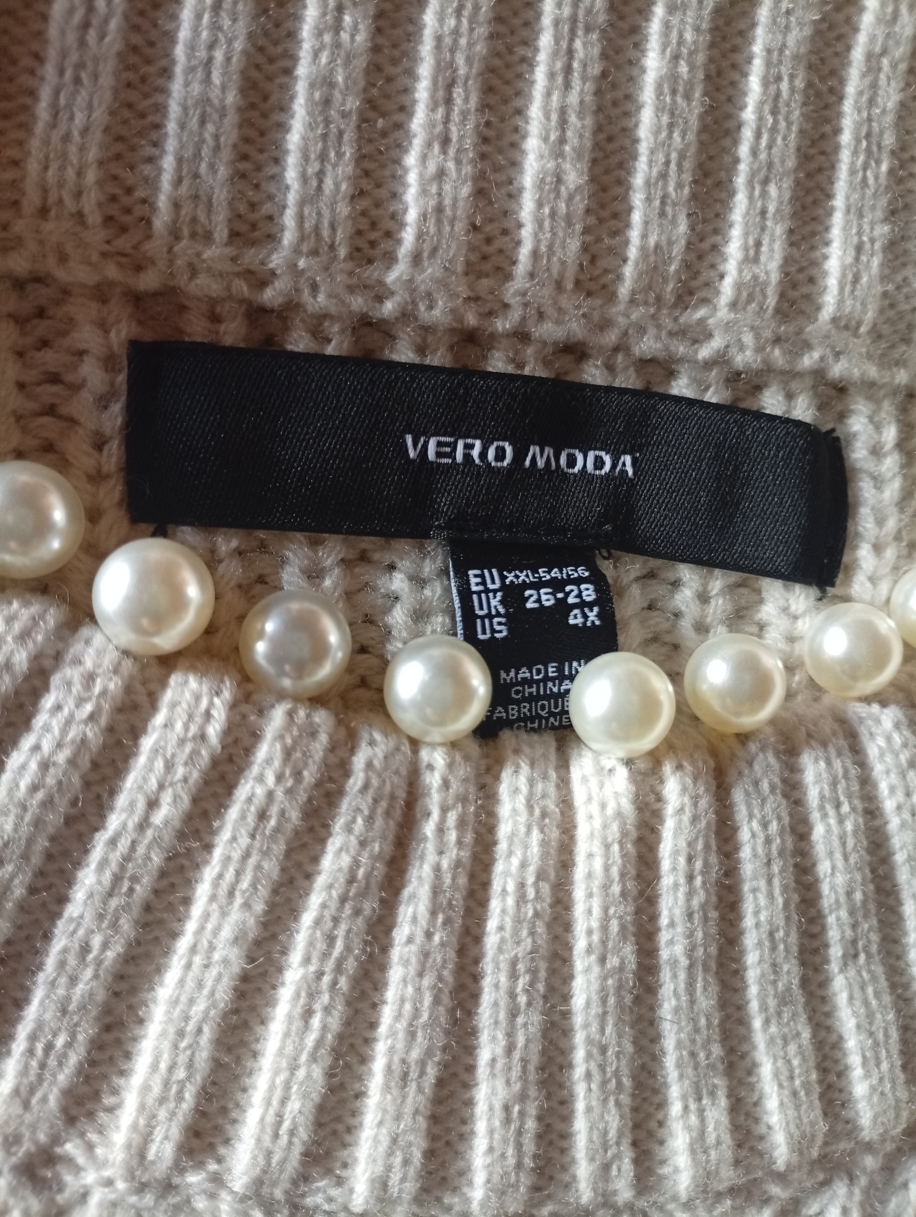 Elegantní smetanový svetr s perličkami VERO MODA
