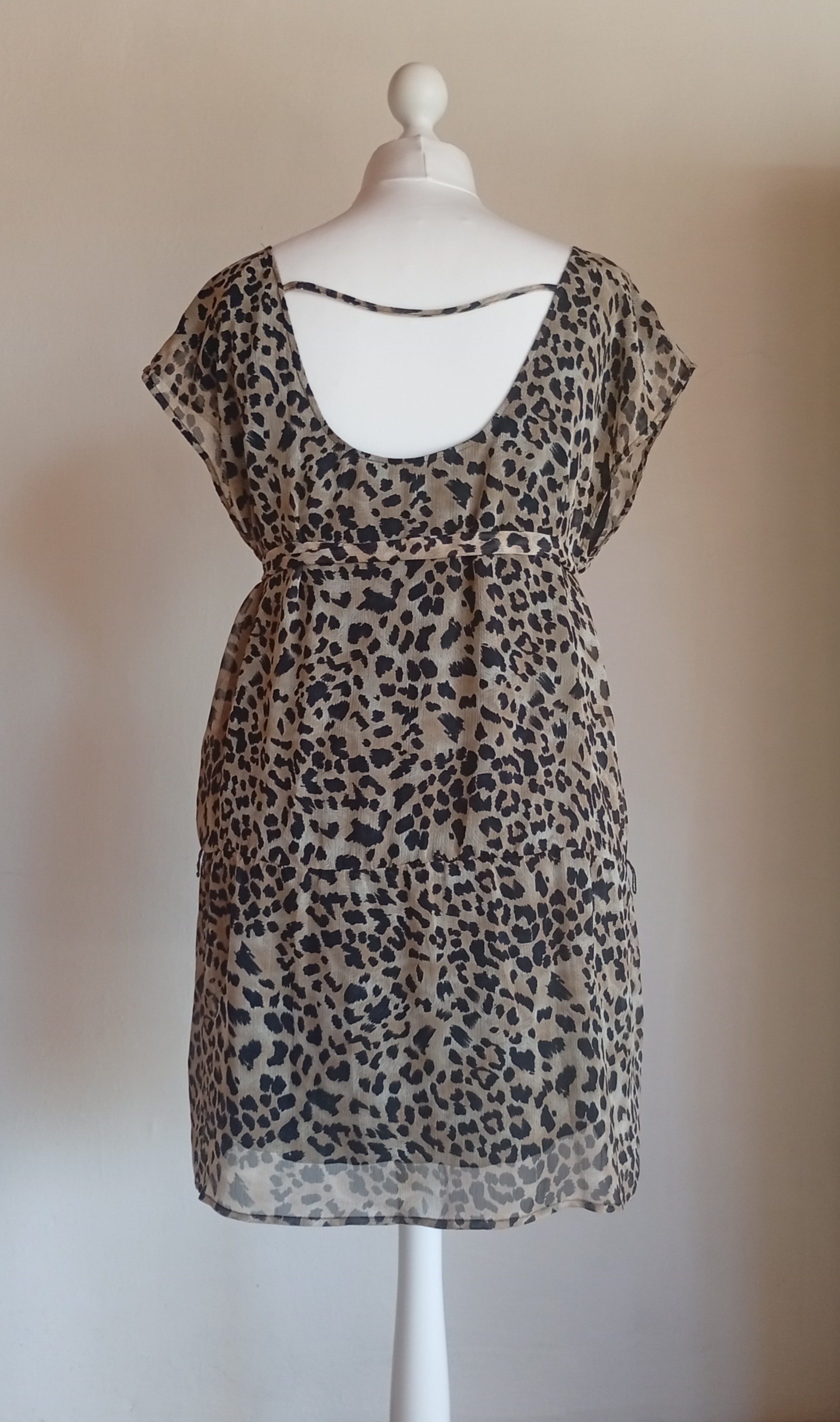 Šaty se zvířecím vzorem Gina Tricot 