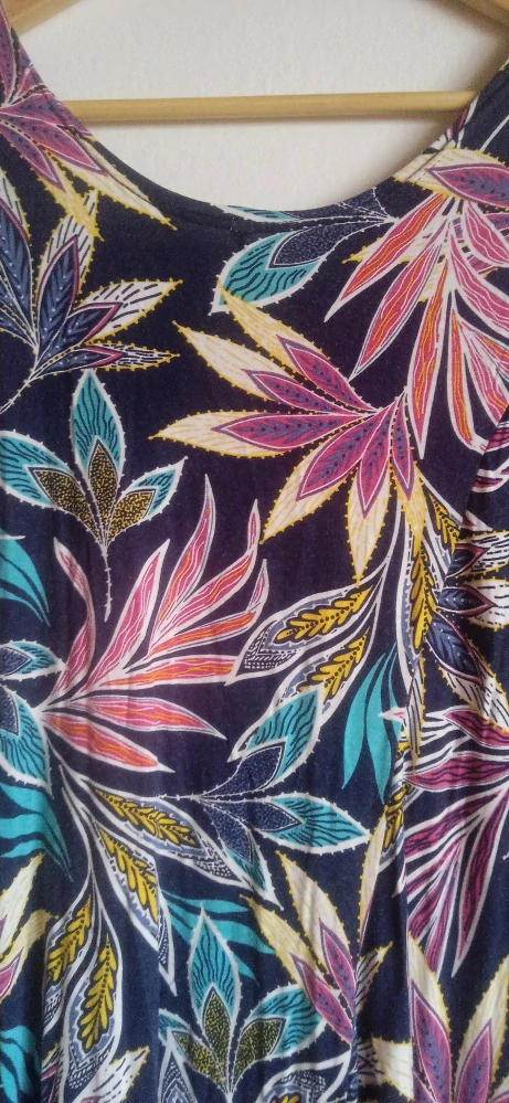 Barevné dámské šaty 