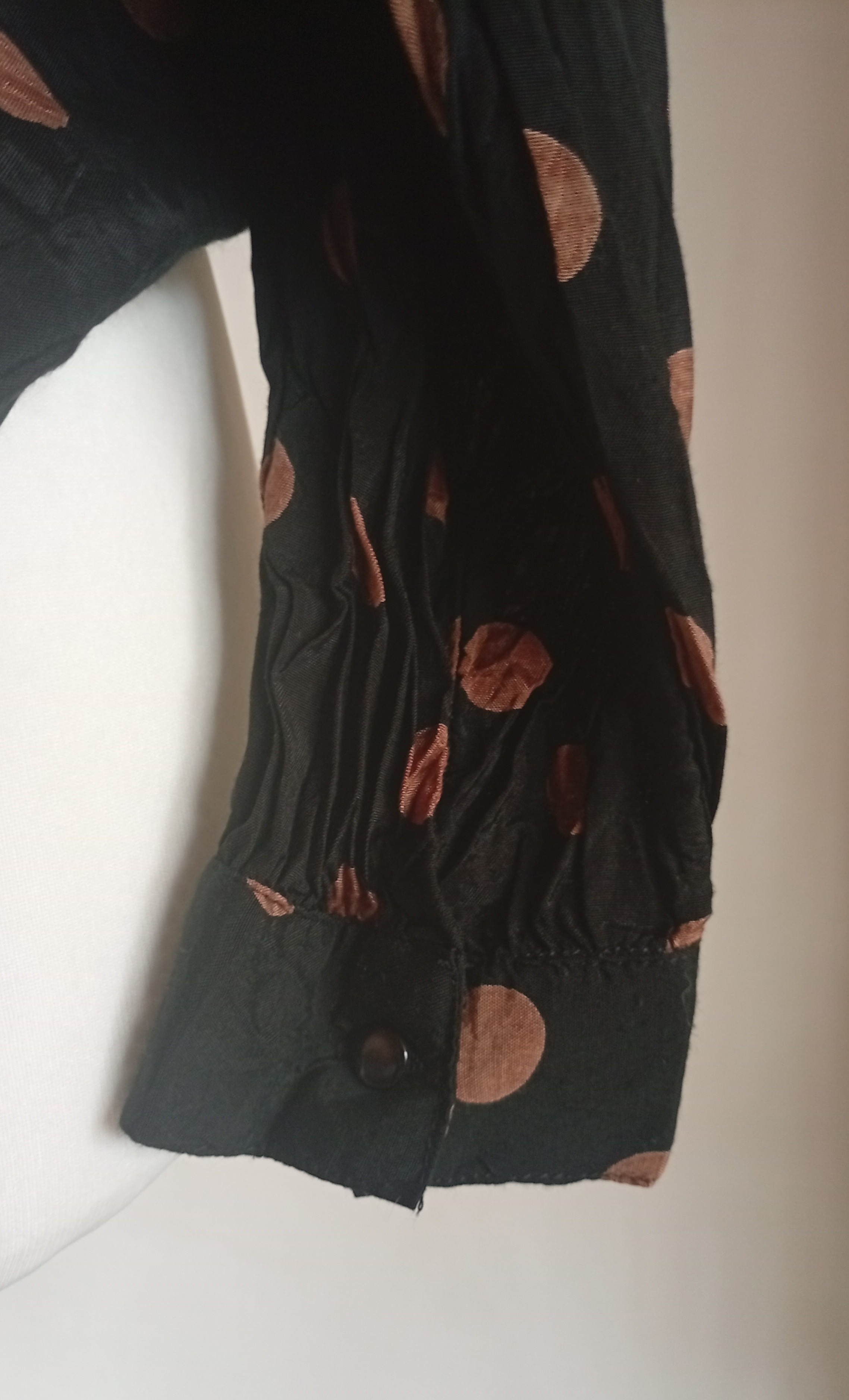 Elegantní puntíkatá halenka Kaffe s měděnými detaily