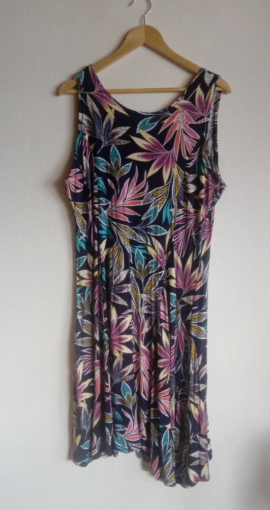 Barevné dámské šaty 