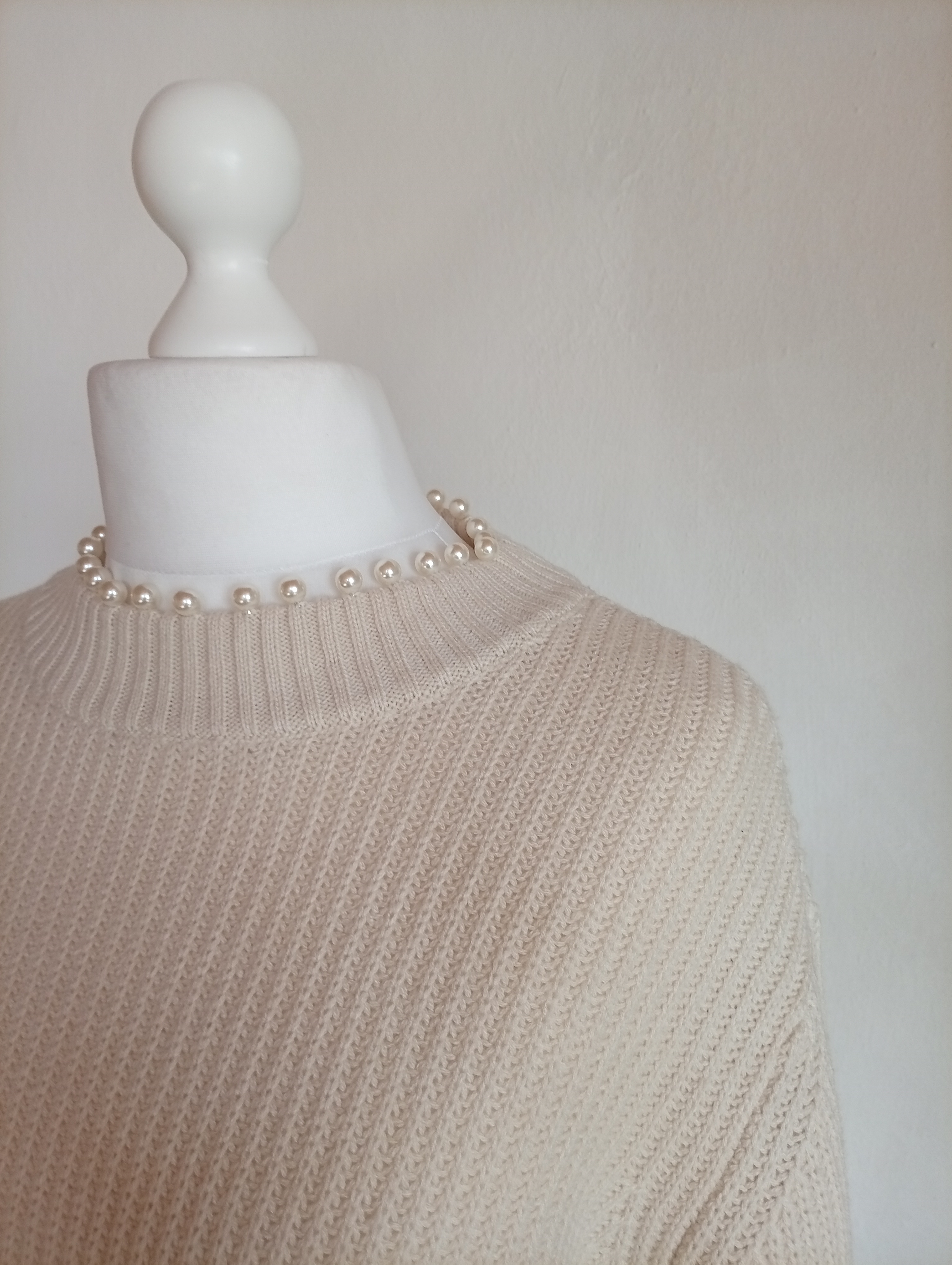 Elegantní smetanový svetr s perličkami VERO MODA