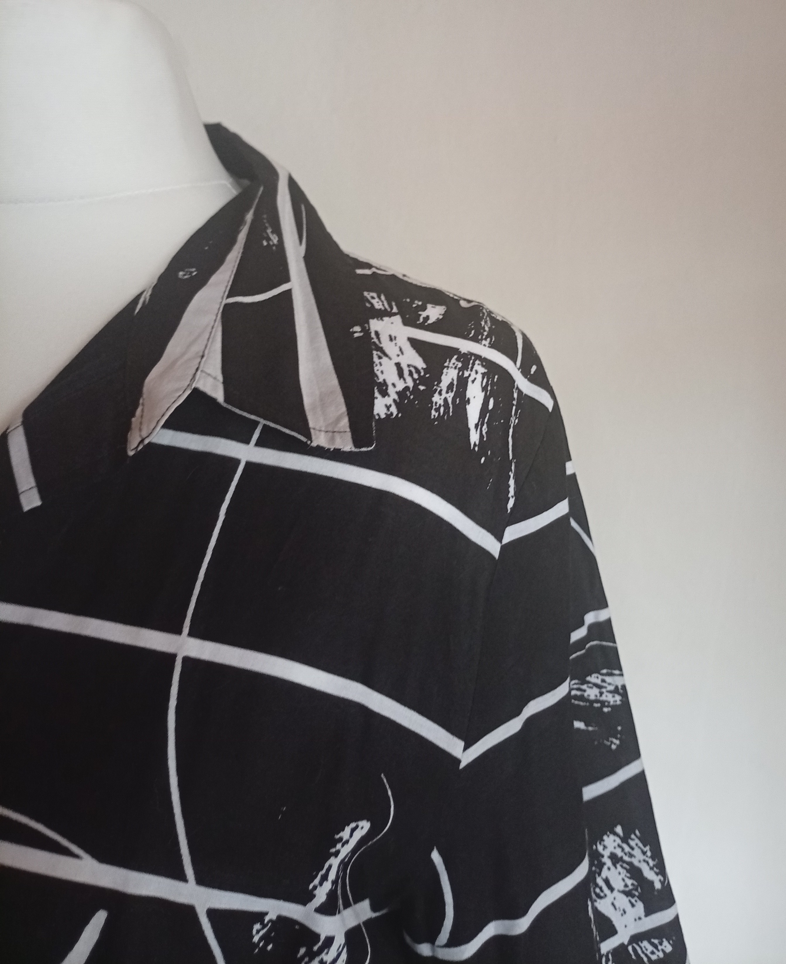 Elegantní černobílá halenka s unikátním geometrickým vzorem