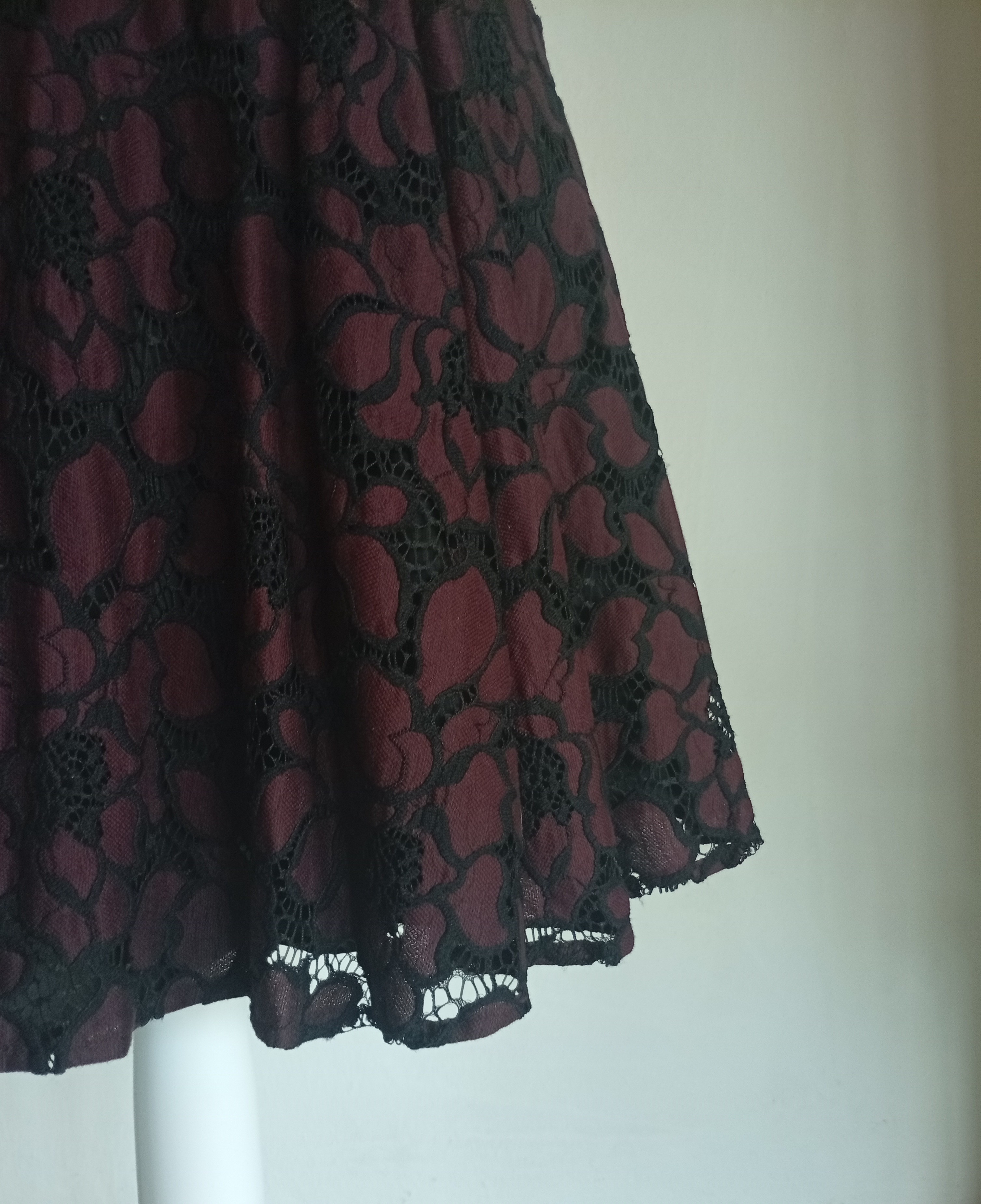 Elegantní společenské šaty Tommy Hilfiger s ikonickým zipem