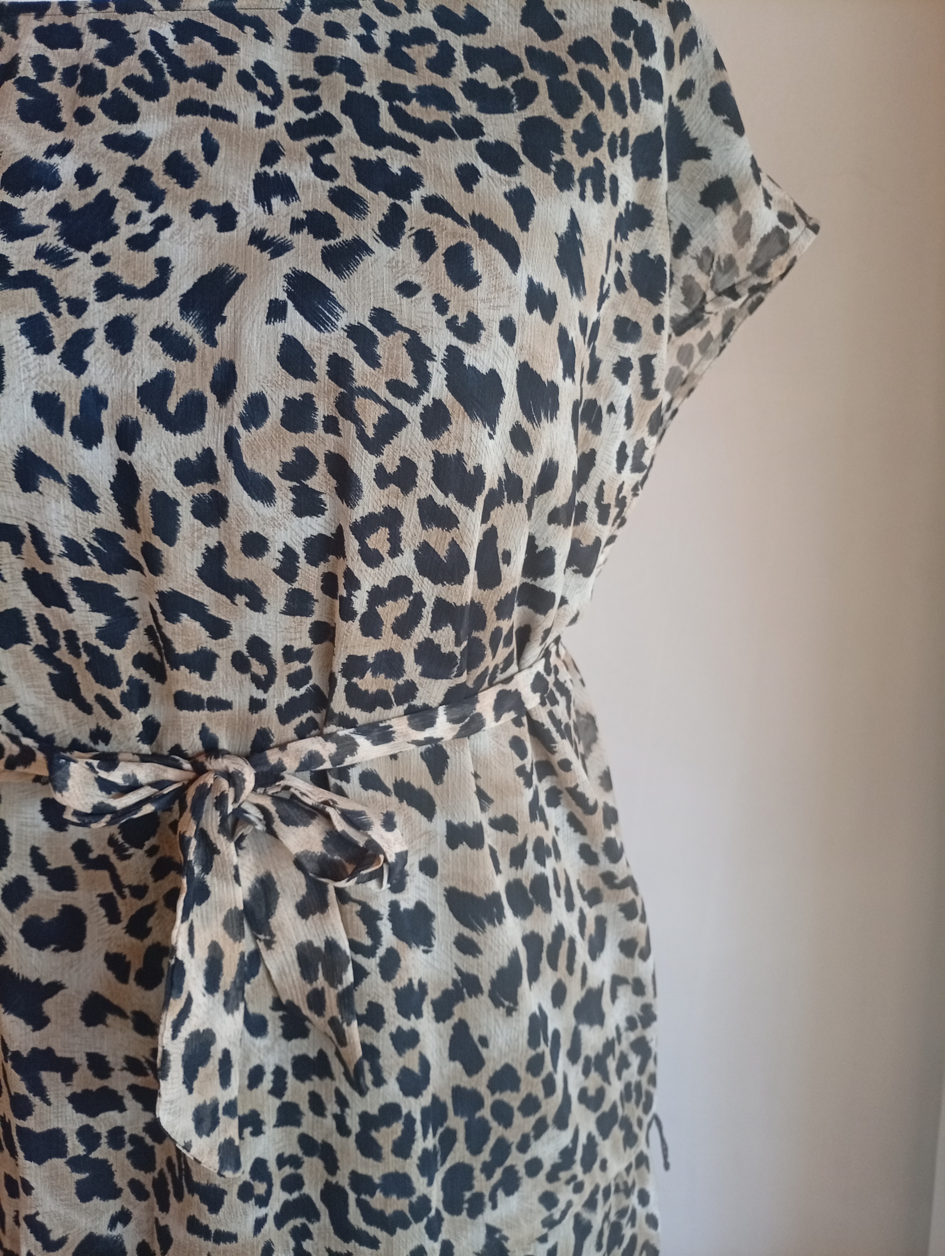 Šaty se zvířecím vzorem Gina Tricot 