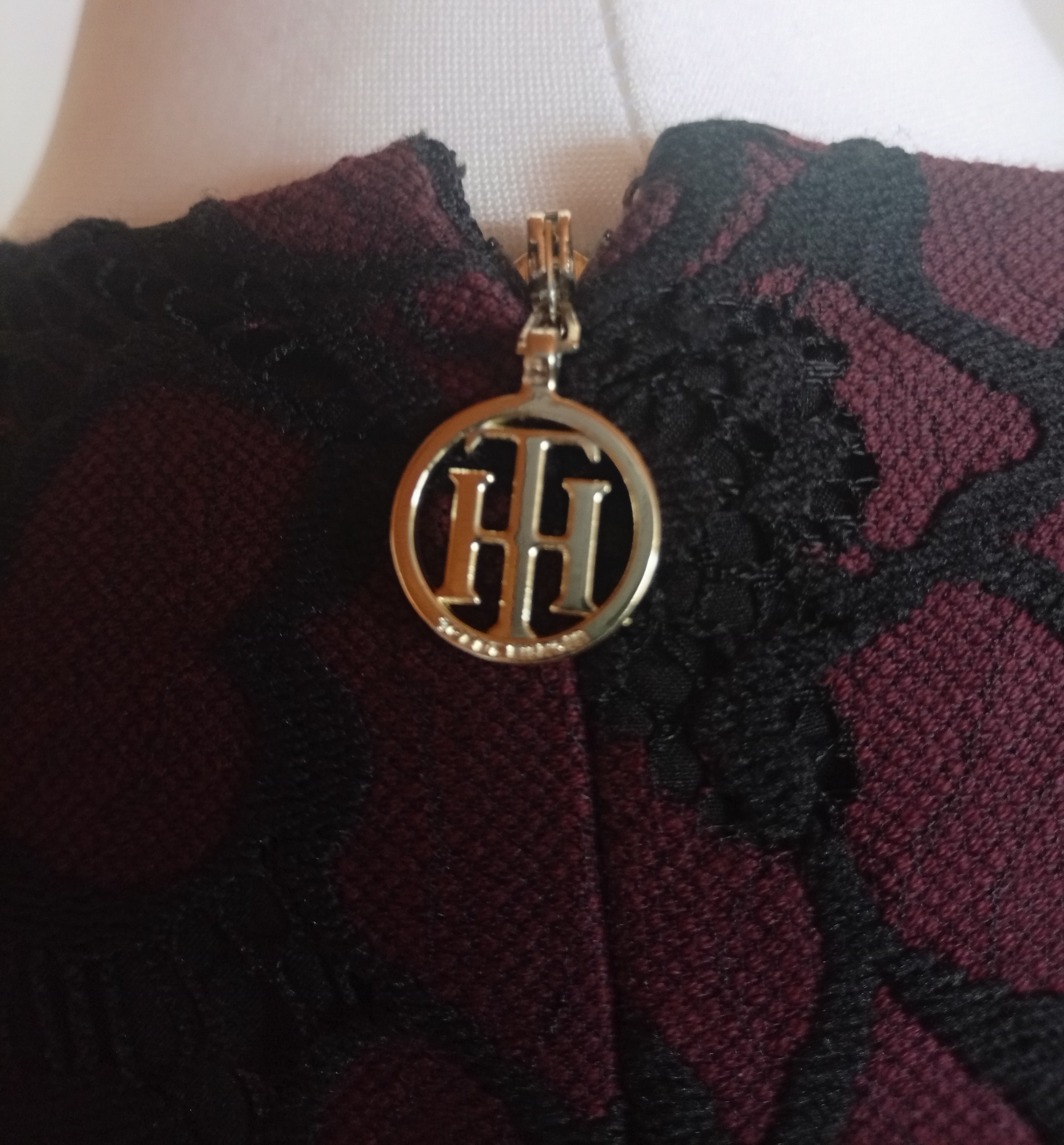 Elegantní společenské šaty Tommy Hilfiger s ikonickým zipem