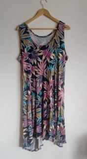 Barevné dámské šaty 