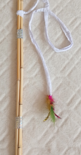 Hračka pro kočku z peříček