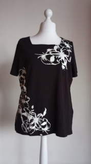 Černé tričko s kytkami 